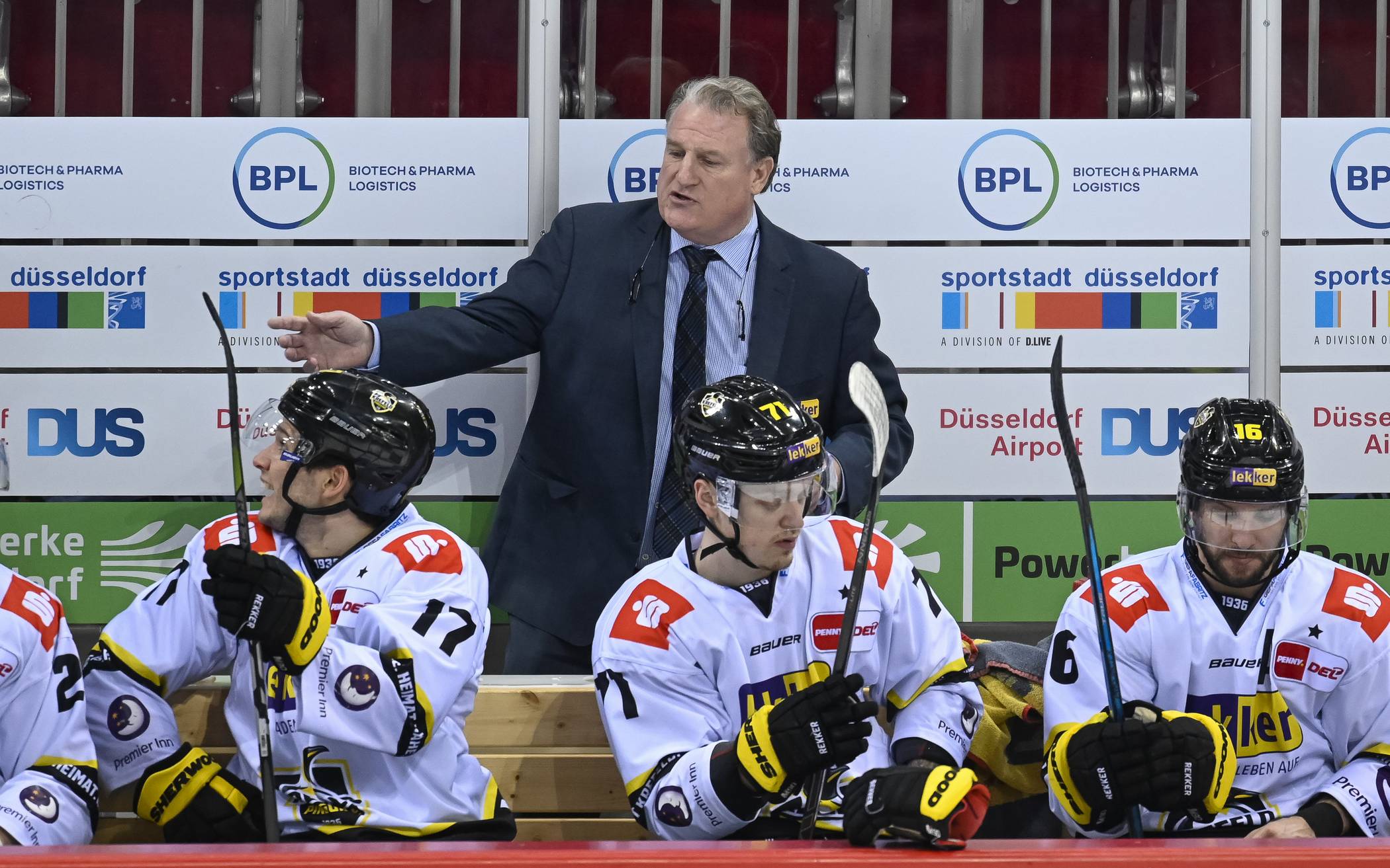  Pinguine-Trainer Clark Donatelli ist auf der Suche nach Stürmern für die ersten beiden Sturmreihen. 