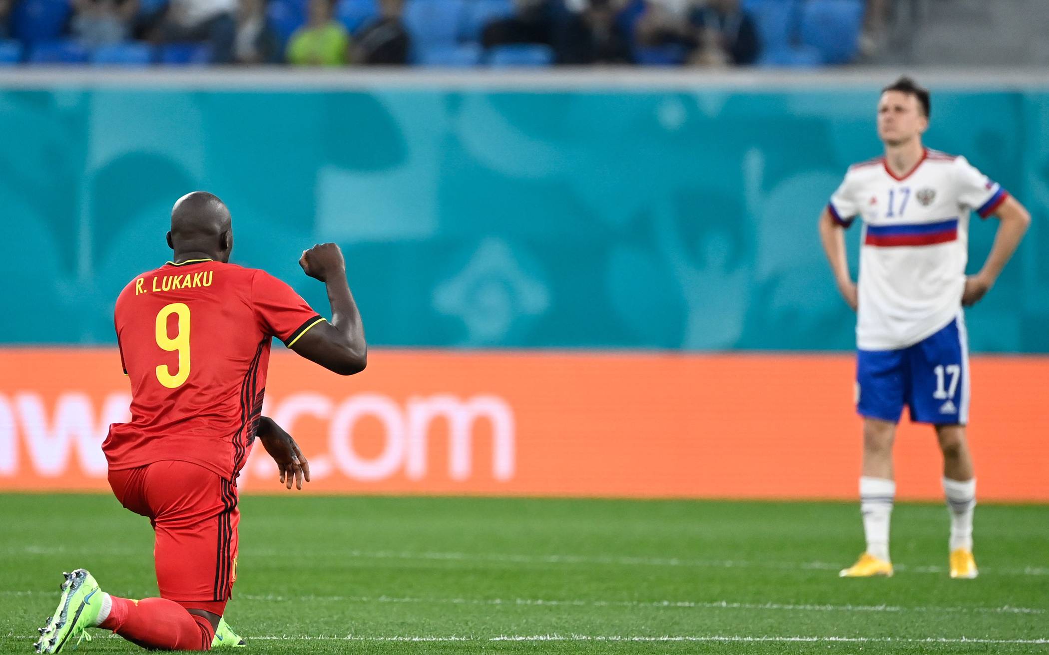  Belgiens Romelu Lukaku (l) kniet vor dem Spiel neben Russlands Alexander Golowin. 