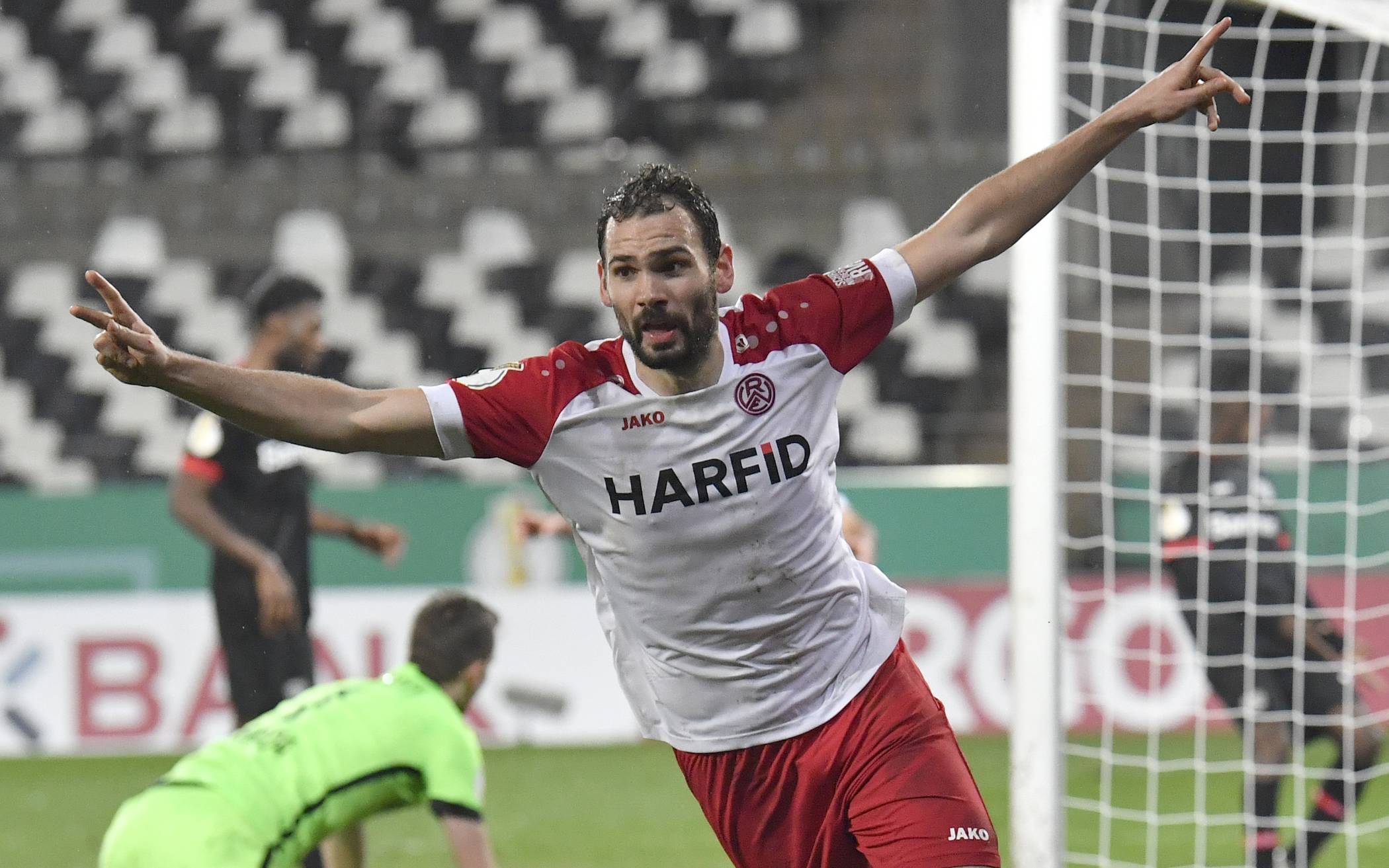  02.02.2021, Nordrhein-Westfalen, Essen: Fußball: DFB-Pokal, Achtelfinale, Rot-Weiss Essen - Bayer Leverkusen im Stadion an der Hafenstraße. Simon Engelmann von Essen jubelt nach seinem 2:1. Foto: Martin Meissner/AP POOL/dpa - WICHTIGER HINWEIS: Gemäß den Vorgaben der DFL Deutsche Fußball Liga bzw. des DFB Deutscher Fußball-Bund ist es untersagt, in dem Stadion und/oder vom Spiel angefertigte Fotoaufnahmen in Form von Sequenzbildern und/oder videoähnlichen Fotostrecken zu verwerten bzw. verwerten zu lassen. +++ dpa-Bildfunk +++ 