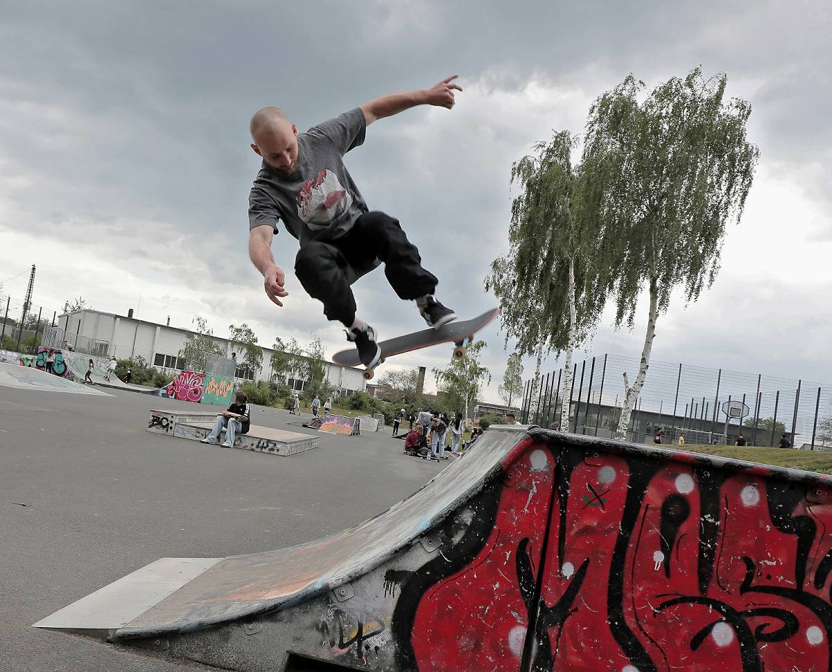  Eine Idee, die bereits umgesetzt ist: Daniel zeigt auf der Skateanlage Voltaplatz einen gewagten Sprung.  