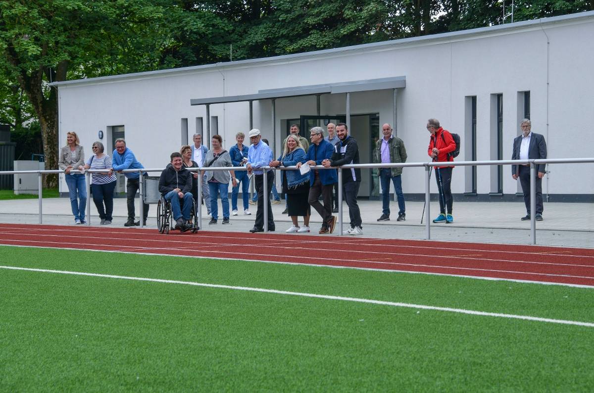  Ex-Bezirksbürgermeister Eberhard Hasenclever, Conchetta Mule (Milano), Volkmar Schwarz (Stadtsportbund) und Georgios Avramidis (Hellas, vorne v.l.)  mit Vertretern von Stadt und Politik vor dem Sportplatzhaus 