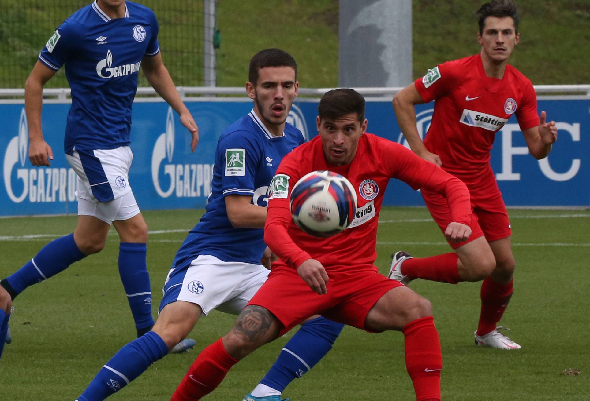  Daniel Grebe - hier in dieser Saison gegen Schalke - bleibt dem WSV auch als Spieler erhalten. 