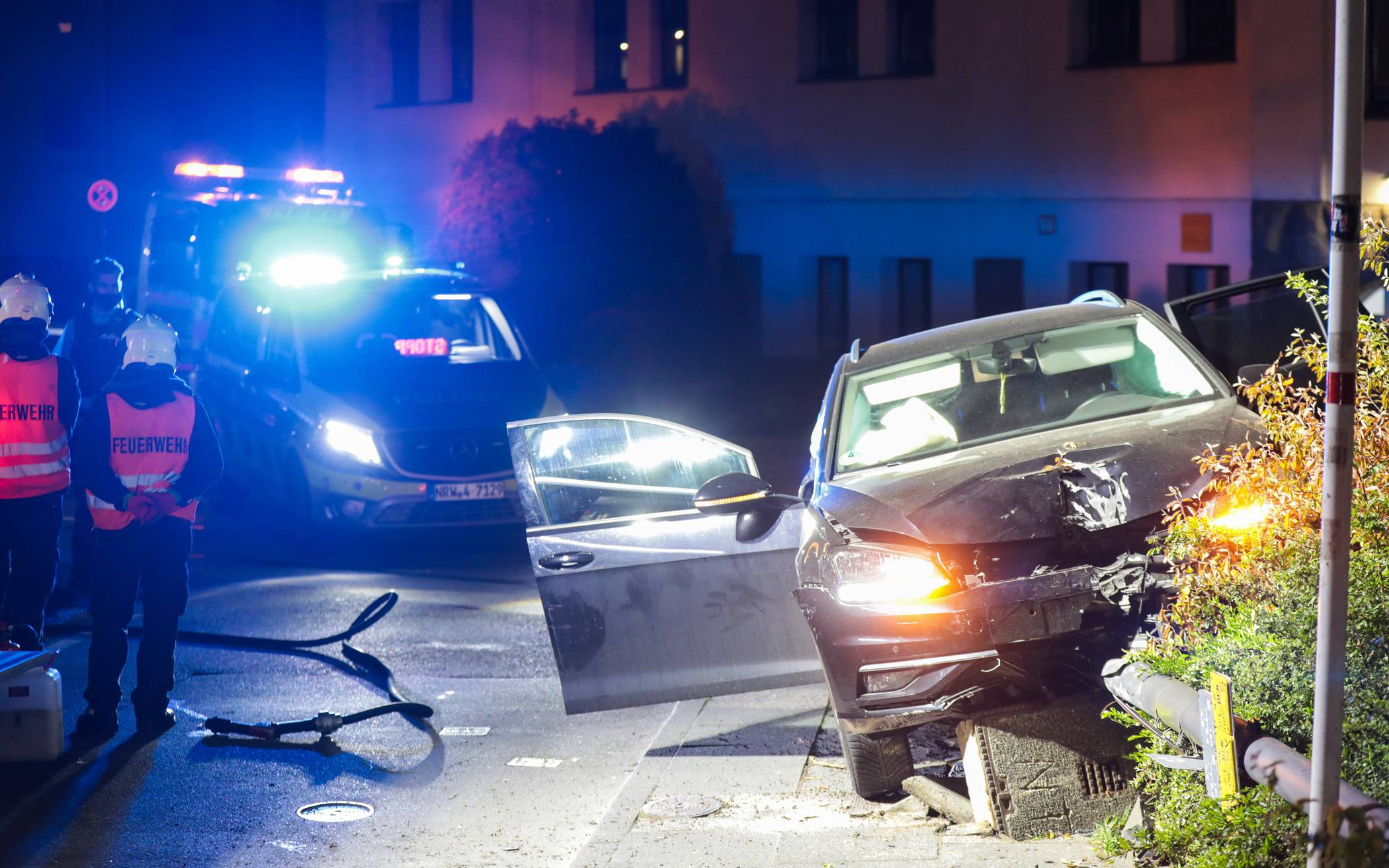 Als die Beamten den Fahrer anhalten wollten, habe dieser seinen Wagen beschleunigt und...