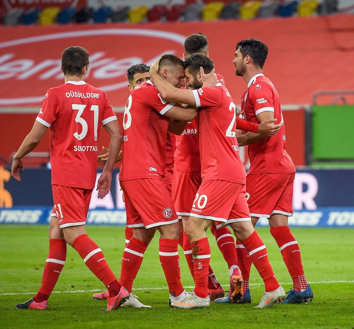  Die Fortunen jubeln nach dem 2:1-Führungstreffer des gerade eingewechselten Brandon Borrello. 