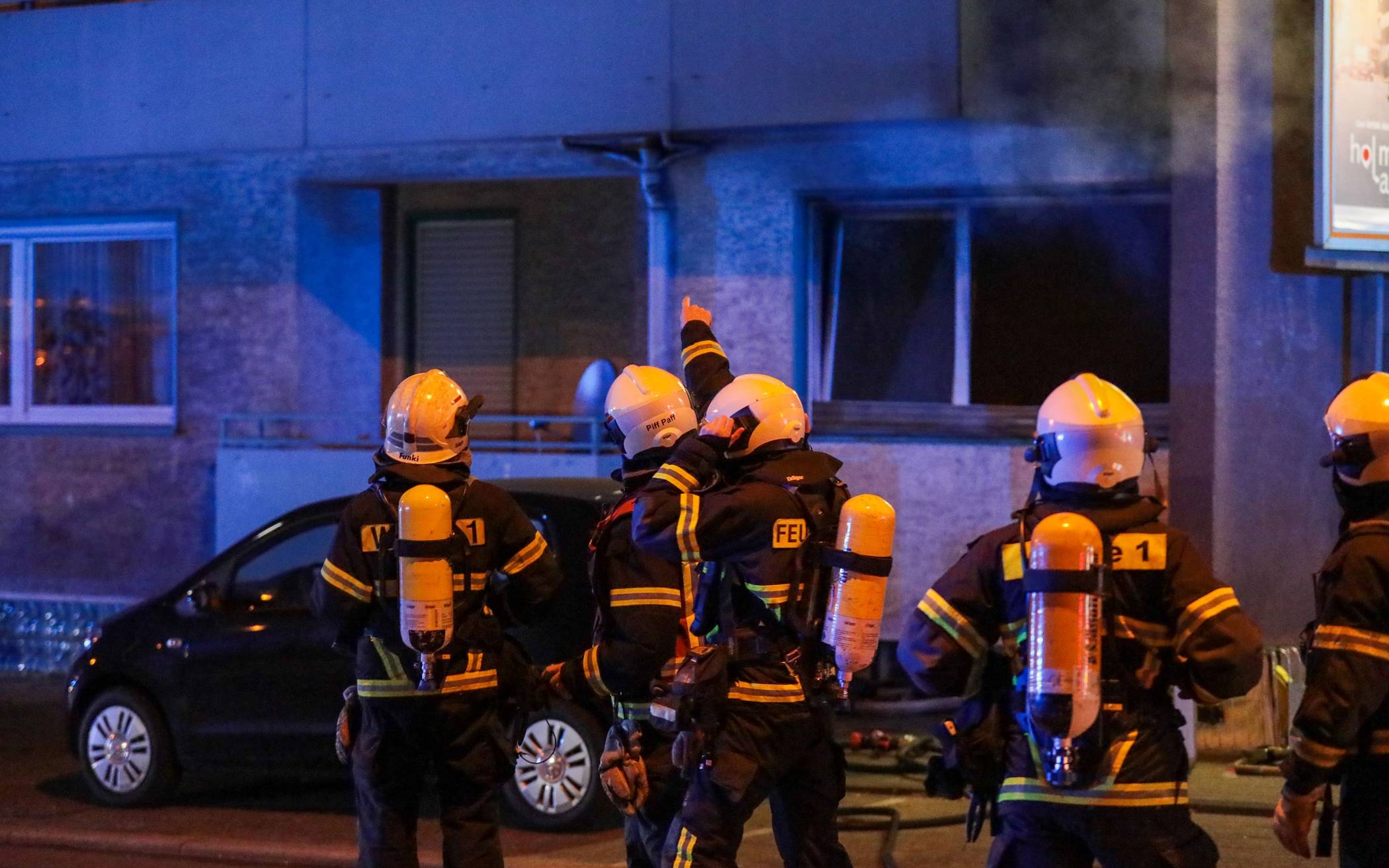 Die Feuerwehr wurde gegen 21.48 Uhr...