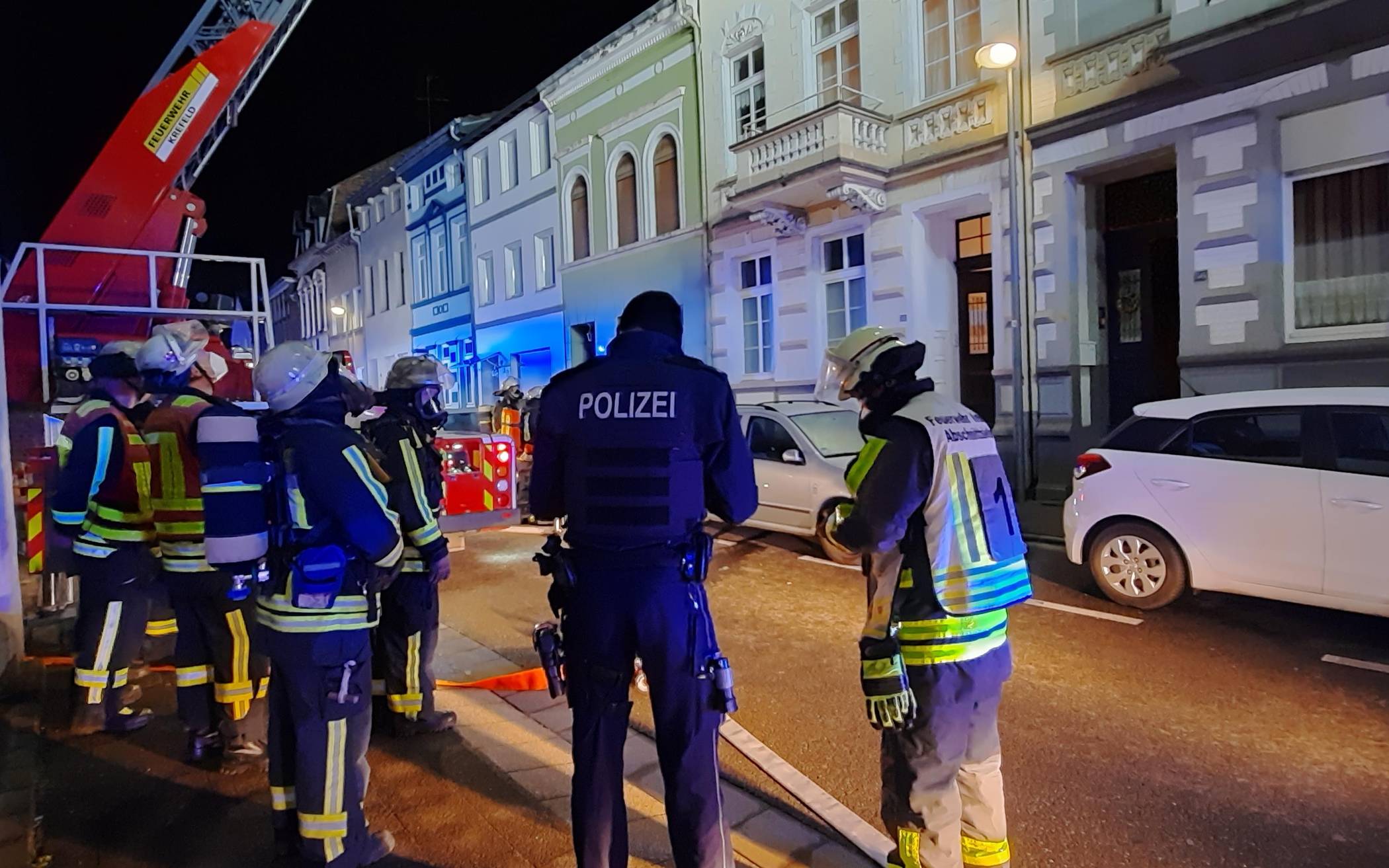 Bewohner einer Dachgeschosswohnung haben sich am Donnerstagmorgen (8. April) ins Freie...